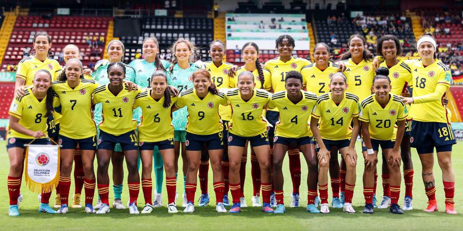Juezcentral's tweet photo. En el último año, un país que no tiene liga de fútbol femenina estable llegó a:

-Cuartos de final de Mundial Sub 20
-Final Mundial Sub 17
-Final Copa América
-Cuartos de final de Mundial de Mayores

Que viva el fútbol femenino colombiano. https://t.co/7KL45faIRE