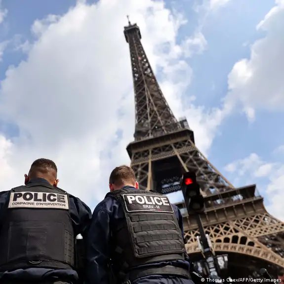 AlertaMundoNews's tweet photo. 🇨🇵 | ÚLTIMA HORA: La Torre Eiffel, evacuada por una amenaza de bomba. https://t.co/x4zvfGoRmd