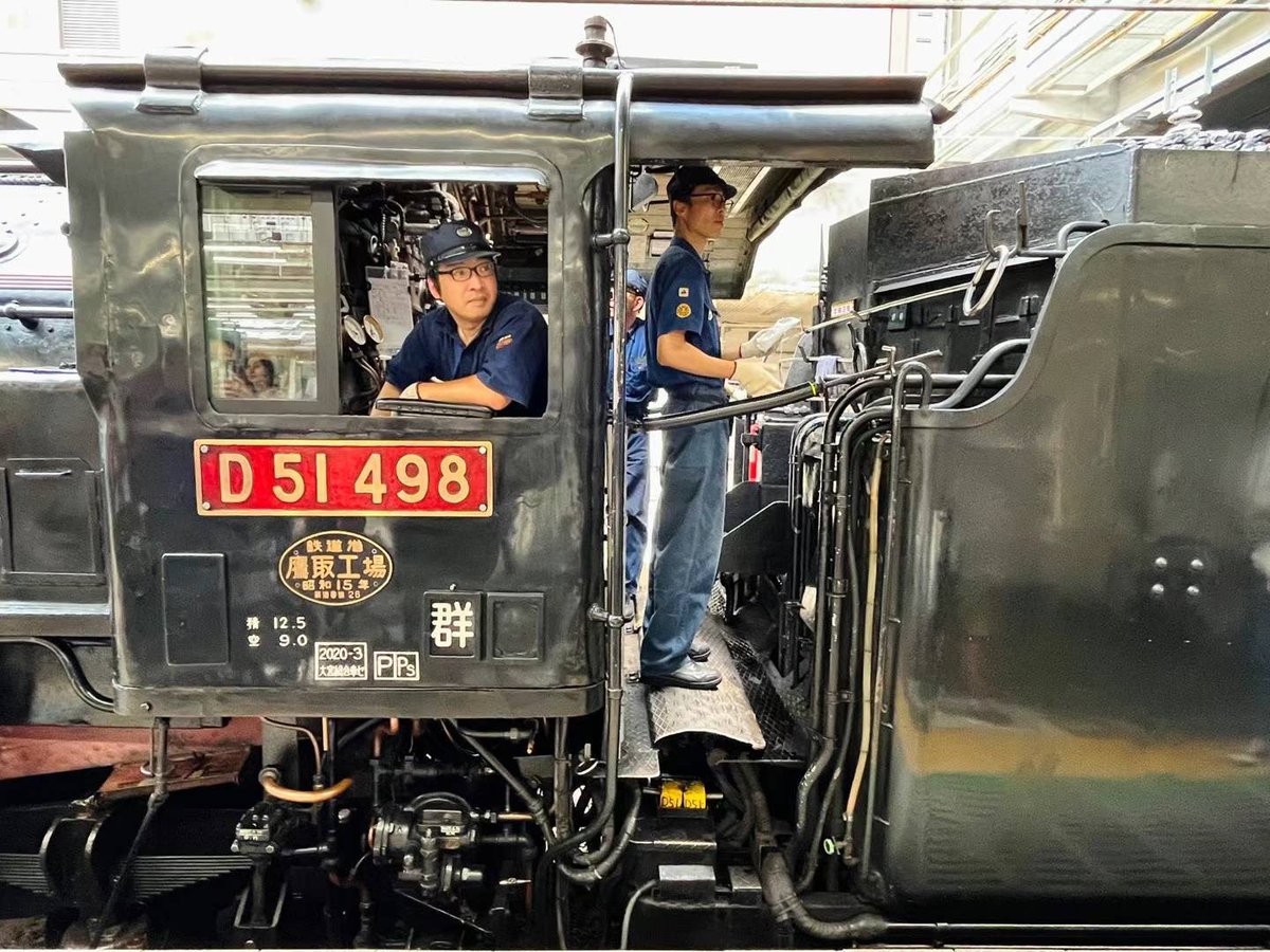Also365's tweet photo. 山上 草地田地里 房顶上路两边都是拍照
招手的 摇旗的人
烧煤蒸汽机车泰裤辣～ https://t.co/tt7xWSGvCH