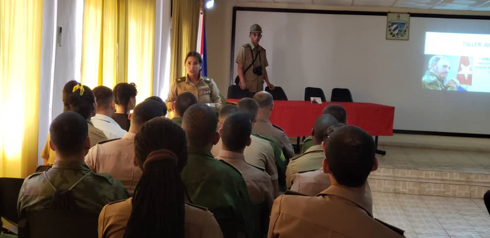 MinfarC's tweet photo. Jóvenes de FAR #Cuba realizan taller conmemorativo por el 97 cumpleaños de #FidelPorSiempre. https://t.co/gWklmuZdID