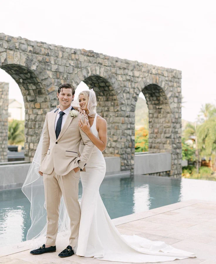 Photo of Tristan Jarry and Hannah Hatcher posing at their wedding.