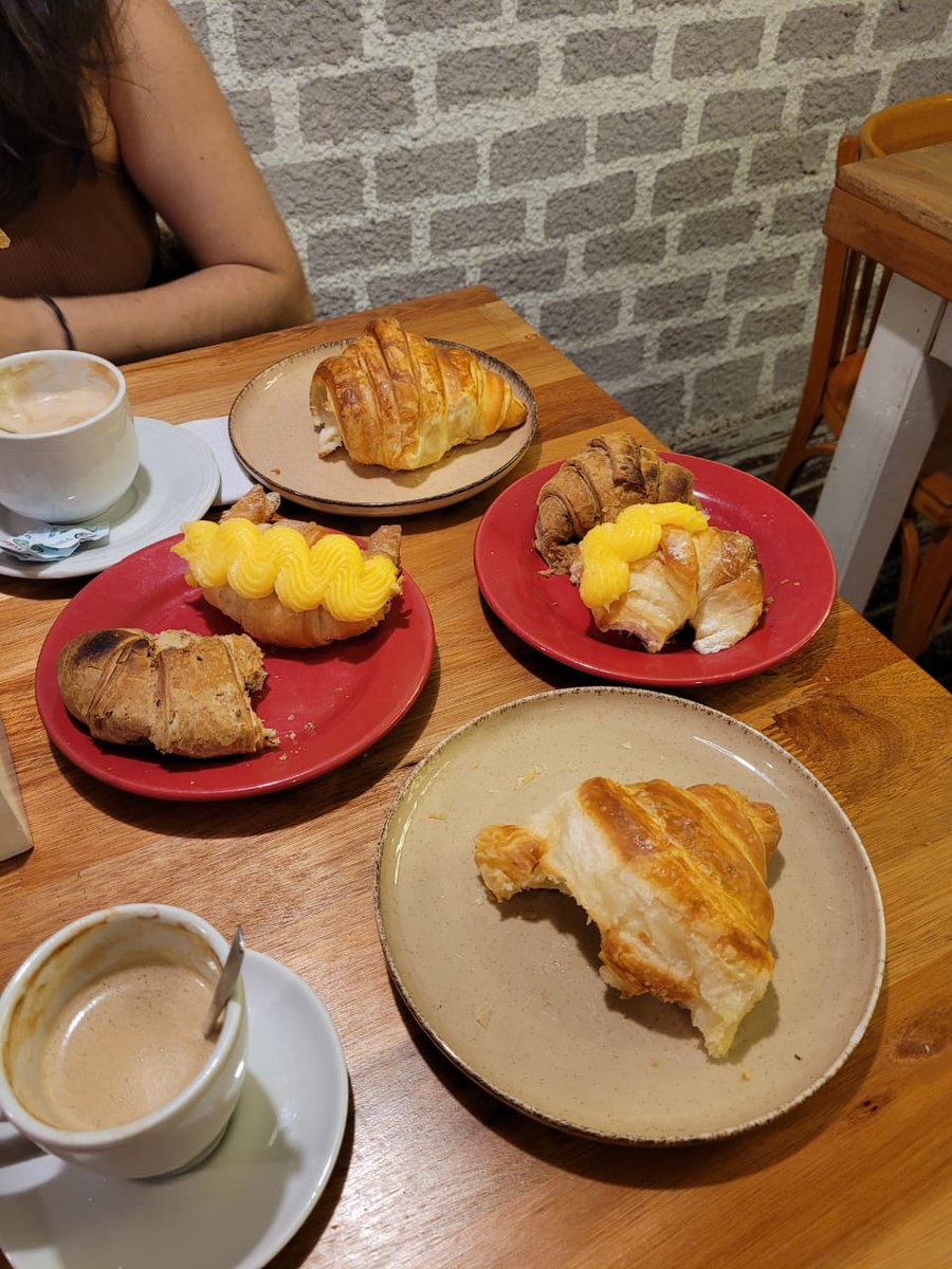 santikolo10's tweet photo. HOY CATA DE MEDIALUNAS (no pudimos terminar) MUY RICA AMAMOS CAFÉ PARIS Y YO AMO A GUILLERMINA ROKO TE AMOOOO HERMOSA🥐☕🙌🏻💕💐 https://t.co/0RbGD6ClF0