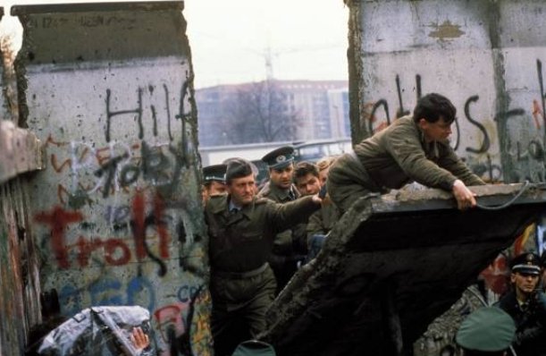 MatikoJose84439's tweet photo. "In the midst of chaos, the fall of the Berlin Wall reminds us that unity triumphs over division. 🧱🇩🇪 #BerlinWallFall #UnityWins"
Fall of Berlin wall-1989. https://t.co/dYIVbNj4Jl