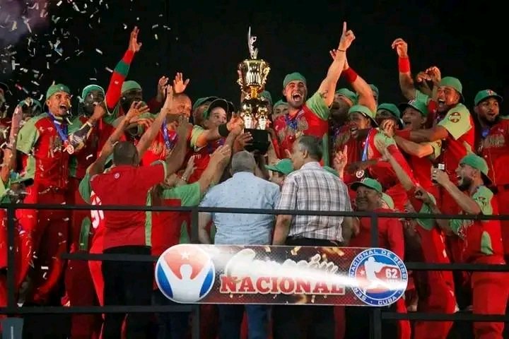 tiempo21cuba's tweet photo. Los Leñadores se coronaron campeones de la 62 Serie Nacional de béisbol al vencer a los Leones de Industriales 6×1.
🪓 ⚾️ 💪 🇨🇺
#LasTunas #Cuba #SNB62
▶️🔗 https://t.co/JOQiZPapVi https://t.co/mgnuG2yId5