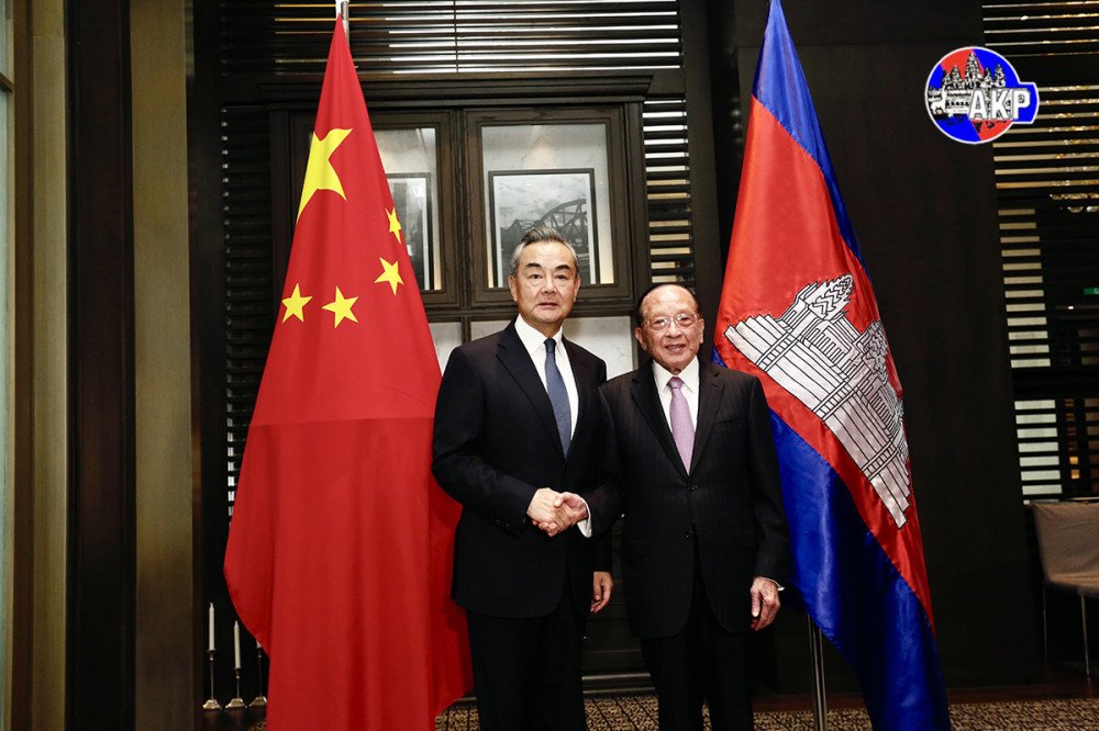 Peace_Palace_KH's tweet photo. Chinese FM meets Cambodian DPM #HorNamhong and Senior Minister #SunChanthol this afternoon, as part of the former’s two-day official visit in Cambodia https://t.co/HLv662L8Fg