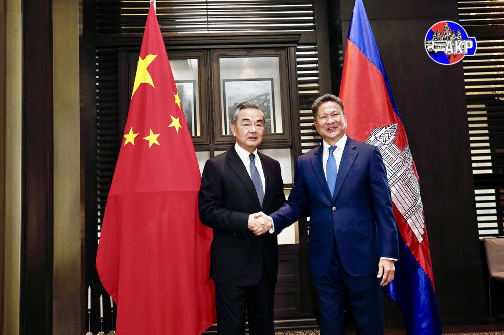 Peace_Palace_KH's tweet photo. Chinese FM meets Cambodian DPM #HorNamhong and Senior Minister #SunChanthol this afternoon, as part of the former’s two-day official visit in Cambodia https://t.co/HLv662L8Fg