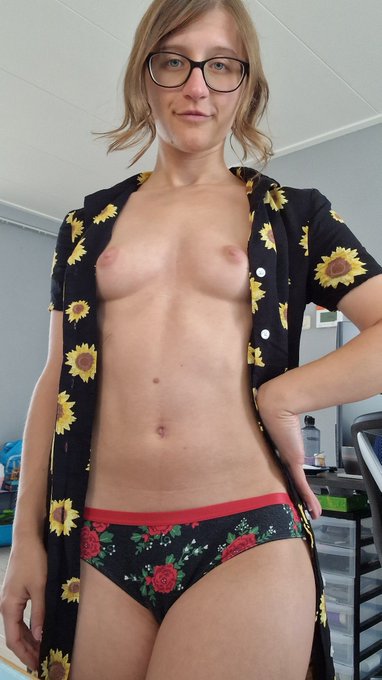 Hey, it's time to stream ;3  https://t.co/nlSxQ18U0E https://t.co/NuEx0Iozur