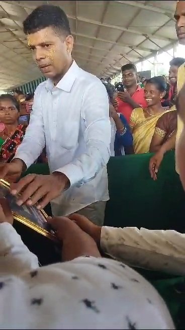 osmpksodisha's tweet photo. @CMO_Odisha During the visit of #5T secretary, a memorandum was given by #OHCEF #Mayurbhanj dist for #regularisation of 7245 nos.of pending #NHM employees.  @Naveen_Odisha @MoSarkar5T @GovernorOdisha @SecyChief @prabir_007 @kpsbalasore @kumarrabindra51 #OSMPKS #OdishaOnTheMove
#Kichakeswari https://t.co/0Dqm3WNYKO
