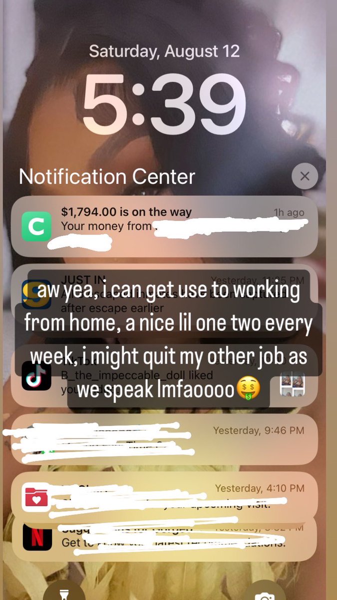 iamgorgeoussk's tweet photo. remember i told y’all i been dying for a working from home job? well last week was my official FIRST FULL WEEK and let me just say i can get use to doing a bunch of nothing for $1800 a week, i love my new job so easy &amp; pay so good. 
i be in my robe comfortable af🤣 https://t.co/RujPqnT7UA