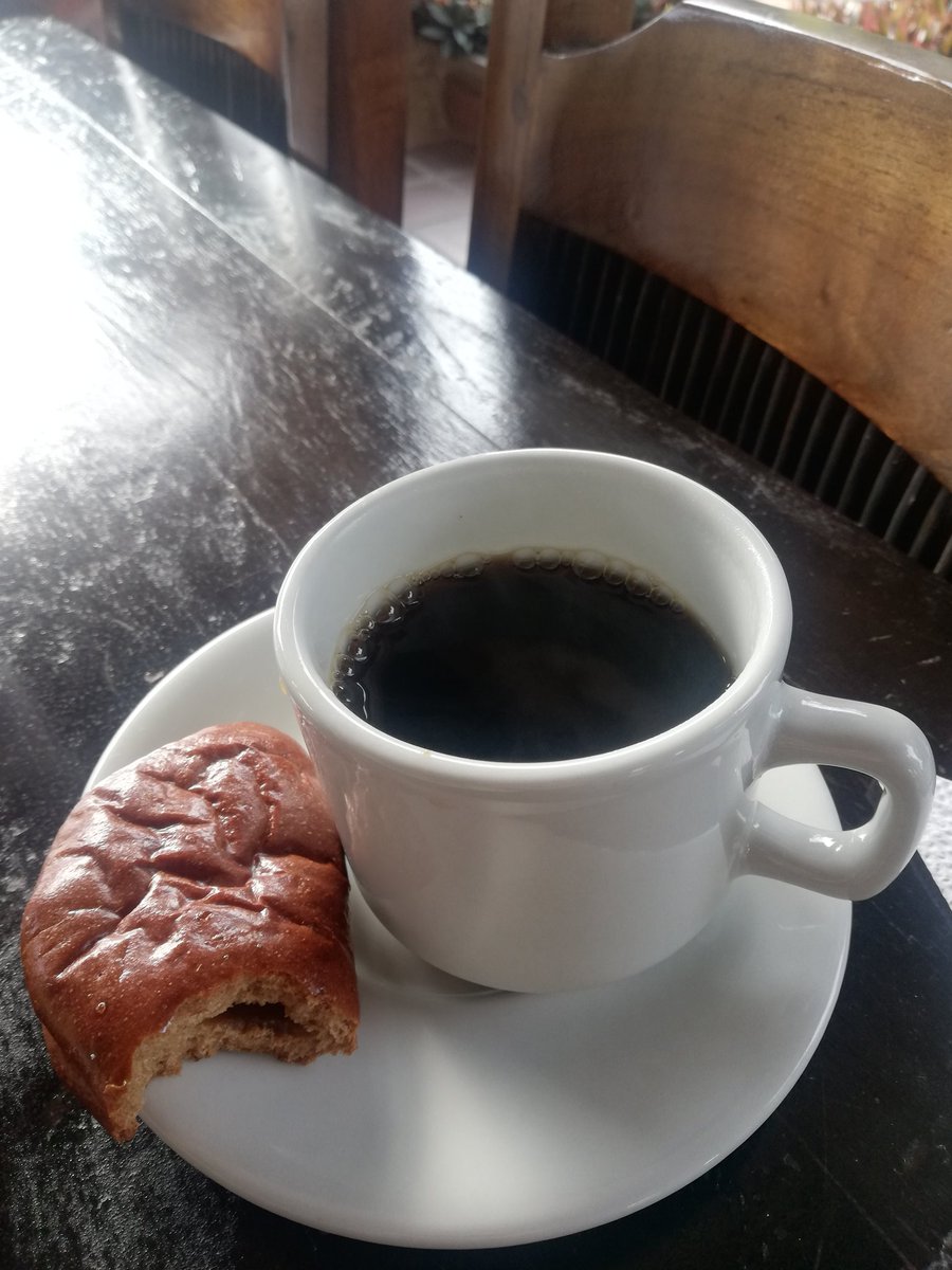 andresferna's tweet photo. Tinto con pan de café, deliciosamente redundante. https://t.co/Ent6aTYeOe