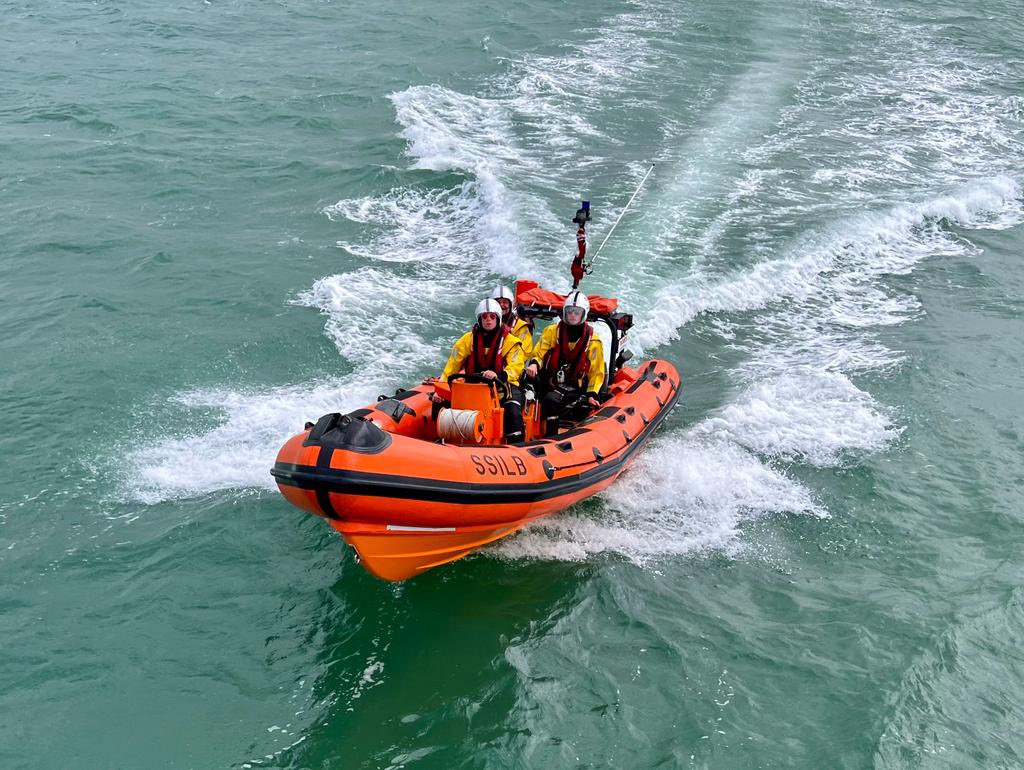 sandownlifeboat's tweet photo. We were joined by 175 Coastguard Helicopter for our training today. Various exercises took place for our trainee coxswains. #SSILB #sandownlifeboat https://t.co/QgunNpeSke