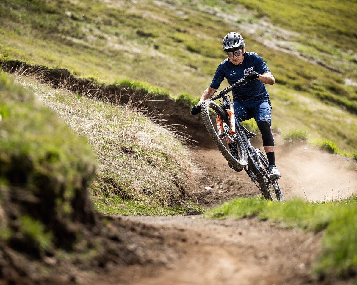 ridegiantbikes's tweet photo. The all-new Rail helmet features a four-position, snap-in height adjustment system combined with supple, lightweight straps and a handy Fidlock® buckle for a comfortable fit.
Discover more → https://t.co/fyfQtXOwzk
#ConquerWithConfidence #RideUnleashed https://t.co/M6fWHlnx5F