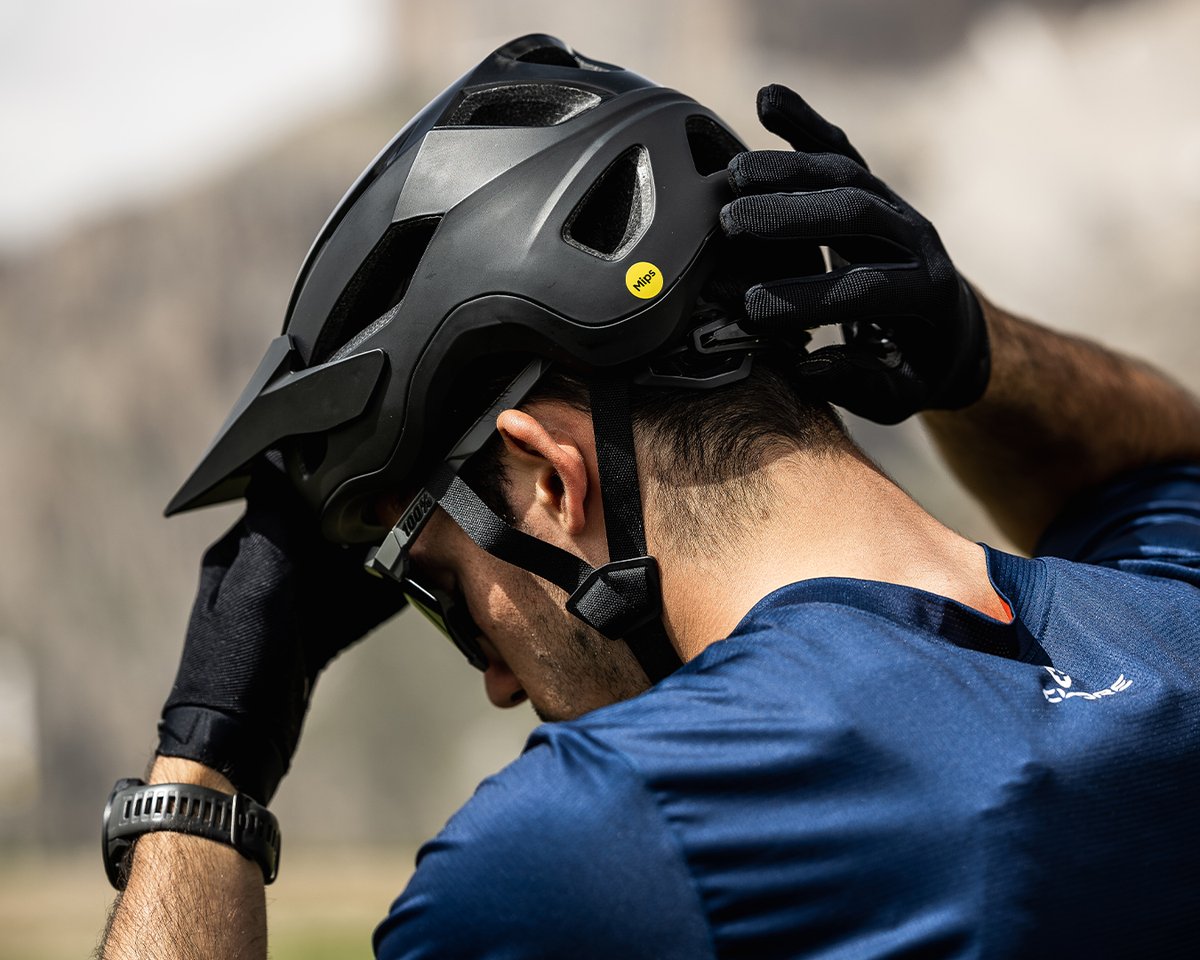 ridegiantbikes's tweet photo. The all-new Rail helmet features a four-position, snap-in height adjustment system combined with supple, lightweight straps and a handy Fidlock® buckle for a comfortable fit.
Discover more → https://t.co/fyfQtXOwzk
#ConquerWithConfidence #RideUnleashed https://t.co/M6fWHlnx5F