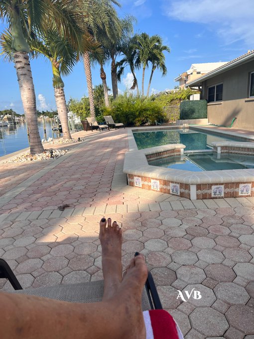 Good morning my lovelies! It's a tough life. https://t.co/eArlQDX2WS