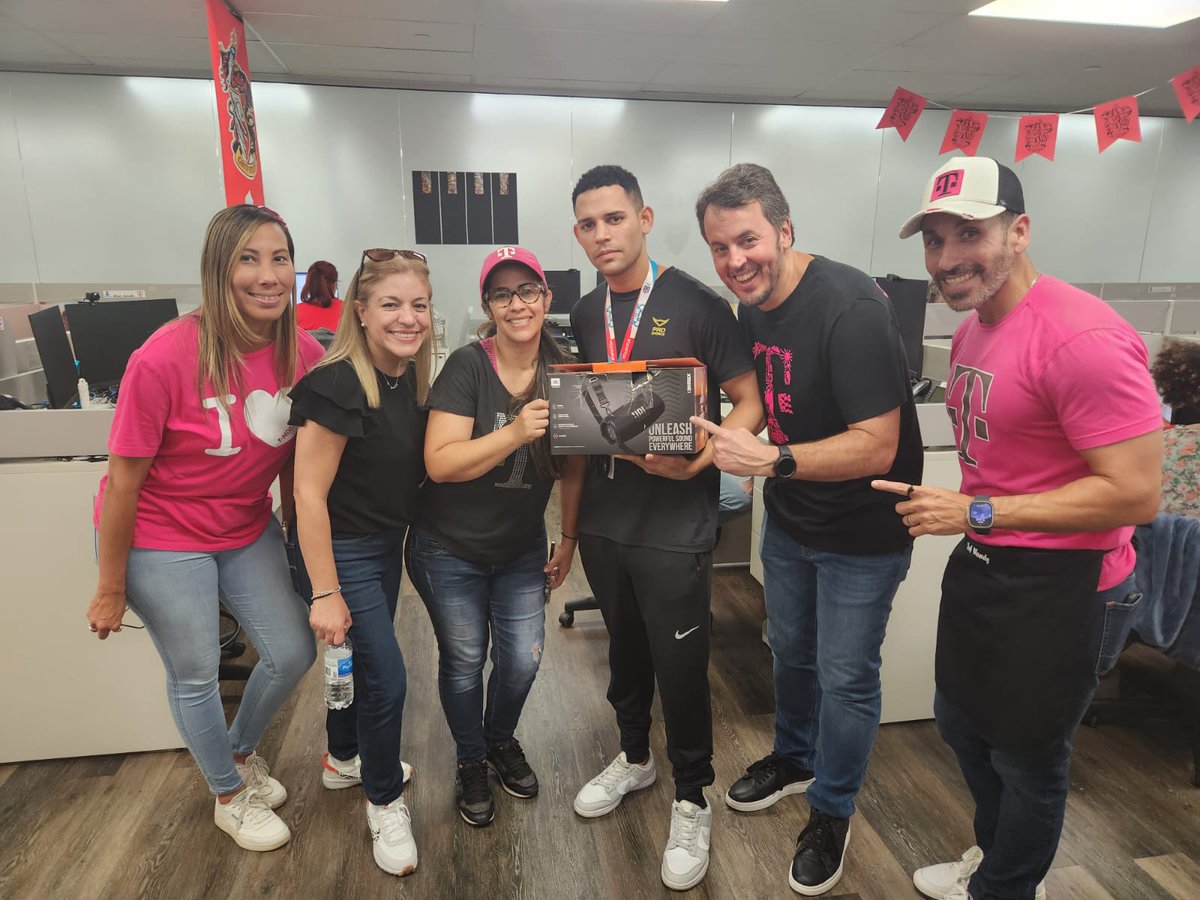 Michell06426207's tweet photo. Closing the summer w/ our awesome 🇵🇷 Care team &amp;  food truck activity 🍔🍟. Thanks for ❤️ our customers!!!  @lcamachopr @TMobilePR @JEMartel https://t.co/UspDPaCFWv
