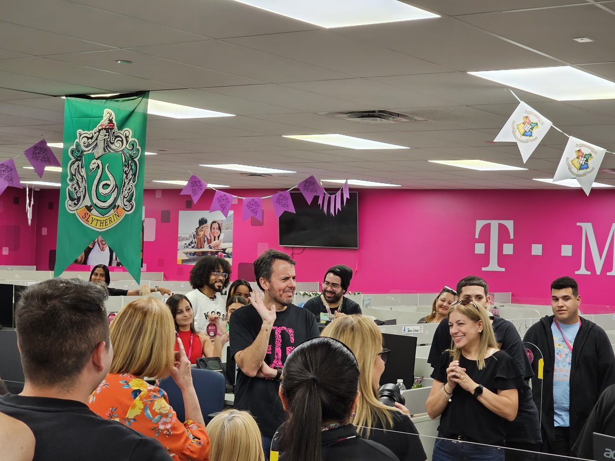 Michell06426207's tweet photo. Closing the summer w/ our awesome 🇵🇷 Care team &amp;  food truck activity 🍔🍟. Thanks for ❤️ our customers!!!  @lcamachopr @TMobilePR @JEMartel https://t.co/UspDPaCFWv