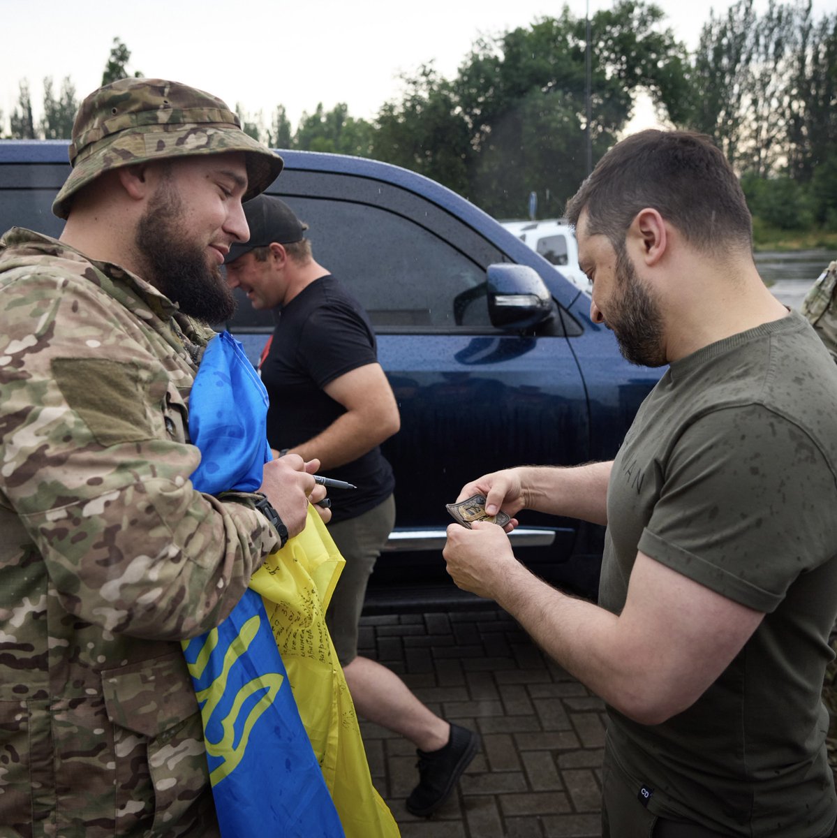 The 92nd Separate Territorial Defense Battalion liberated the Kharkiv region and fought near Bakhmut. During one of my frontline visits, I met with its warriors and thanked them for their bravery.

Glory to all who bring victory closer!
Glory to Ukraine! 🇺🇦🇺🇦🇺🇦

#ChevronsOfHeroes