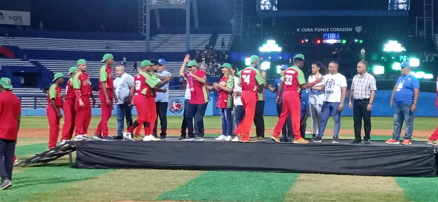 DrYusleivy's tweet photo. Leñadores de #LasTunas ganó este viernes la corona de la #SNB62 de #Cuba tras propinar la cuarta derrota consecutiva al Industriales en la gran final del campeonato.
"Felicidades al pueblo y a su equipo de Béisbol por coronarse campeones". https://t.co/YwGfzn3b0n