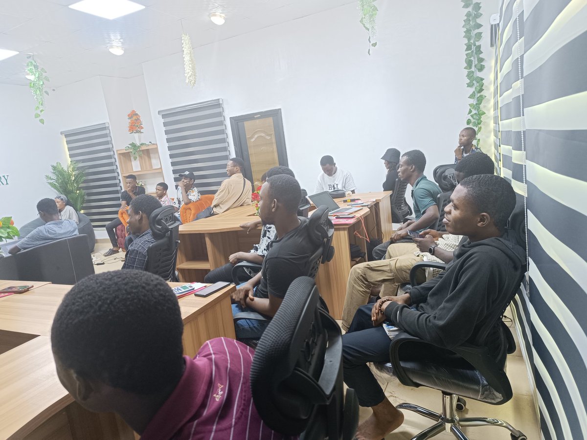 PolygonguildBN's tweet photo. Live at the web 3 Unleashed event 
It's been an engaging and eye opening session this far. 
It's been awesome watching showcase of great projects
@0xPolyAdvocates @0xPolygonDevs @0xPolygonLabs @EstherOvie4 https://t.co/GbwYV6wAZn
