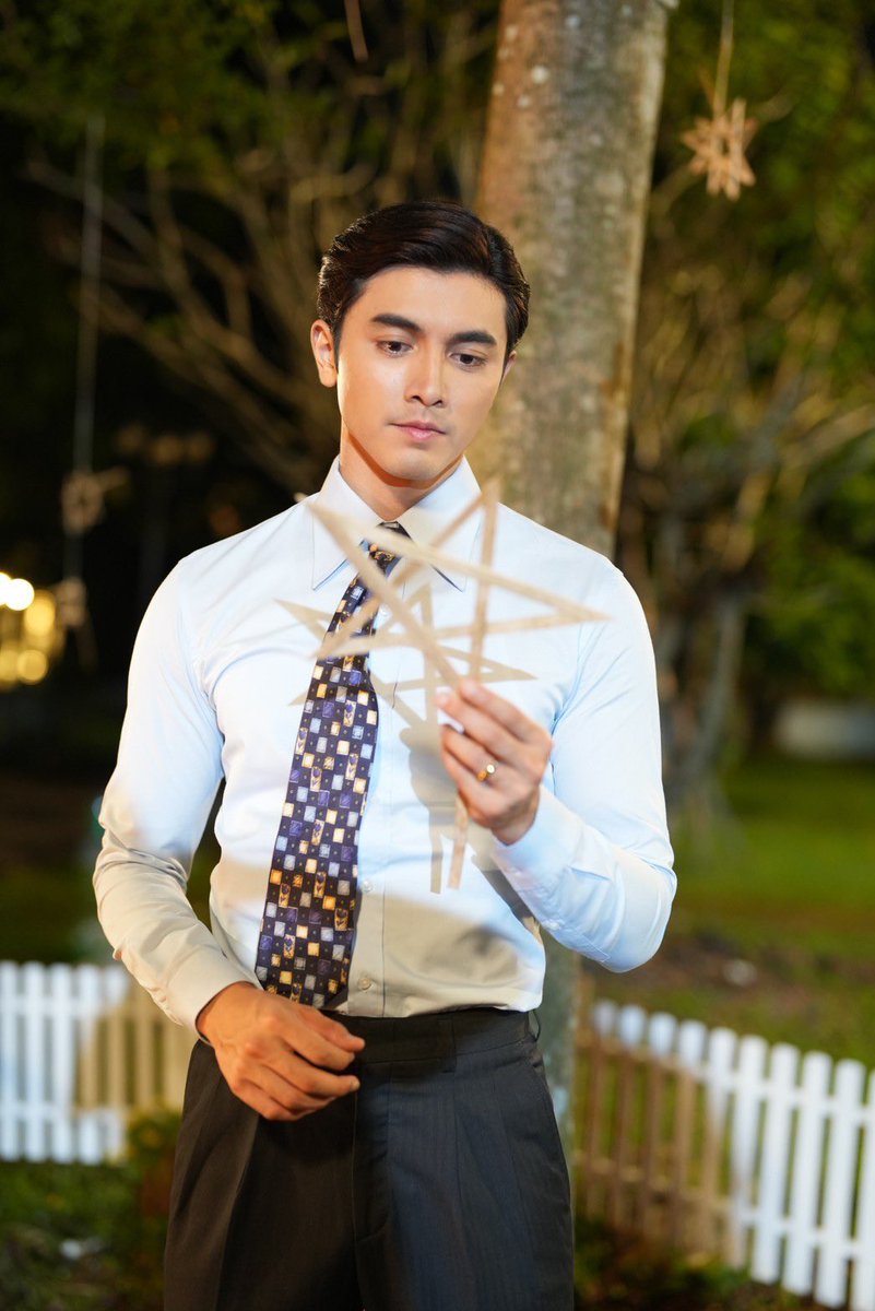 Showitdrama's tweet photo. เราไม่ได้หายไข้เพราะเฉลวหรอก
แต่เราหายเพราะคนถือเฉลวน่ะ #กรงดอกสร้อยep11 https://t.co/6ZXFthGv6W