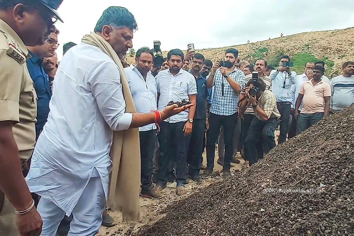 DKShivakumar's tweet photo. ಬೆಂಗಳೂರು ಹೊರವಲಯದ ಮಂಡೂರು ಭೂಭರ್ತಿ ಘಟಕಕ್ಕೆ ಇಂದು ಭೇಟಿ ನೀಡಿ, ಬಯೋಮೈನಿಂಗ್‌ ಮೂಲಕ ಅಲ್ಲಿನ ಕಸ ಕರಗಿಸುವ ಪ್ರಕ್ರಿಯೆಯನ್ನು ಪರಿಶೀಲಿಸಿದೆ. ಬಯೋಮೈನಿಂಗ್‌ ವಿಧಾನದ ಮೂಲಕ ತ್ಯಾಜ್ಯ ಸಮಸ್ಯೆಯನ್ನು ಆದಷ್ಟು ಬೇಗನೇ ಬಗೆಹರಿಸಲು ಅಧಿಕಾರಿಗಳಿಗೆ ಸೂಚಿಸಿದೆ. https://t.co/m3fVJOUYU2