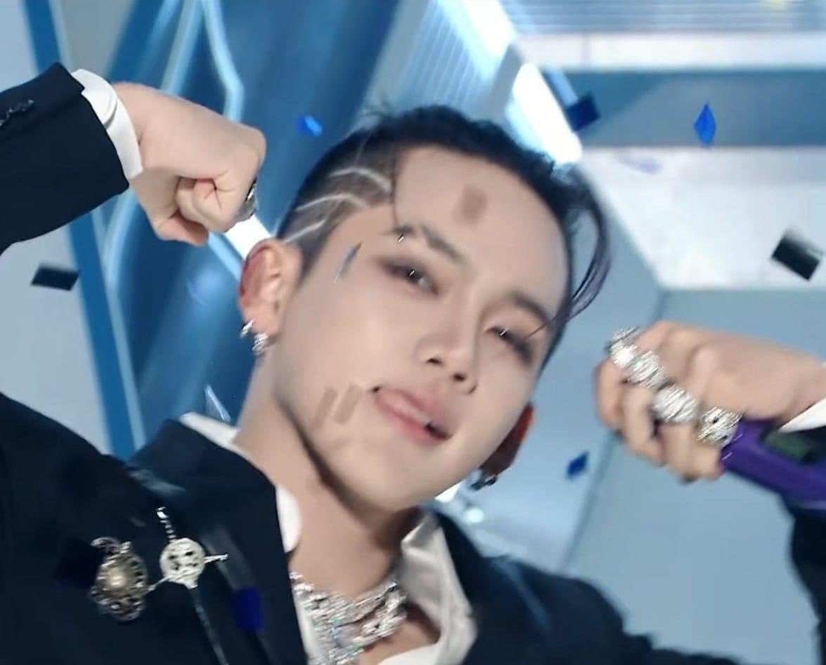 dear_7chill's tweet photo. HYUNSUK CAPABLE 

He is the most handsome on the stage 💜🔥 https://t.co/ZRmrhBLZrp