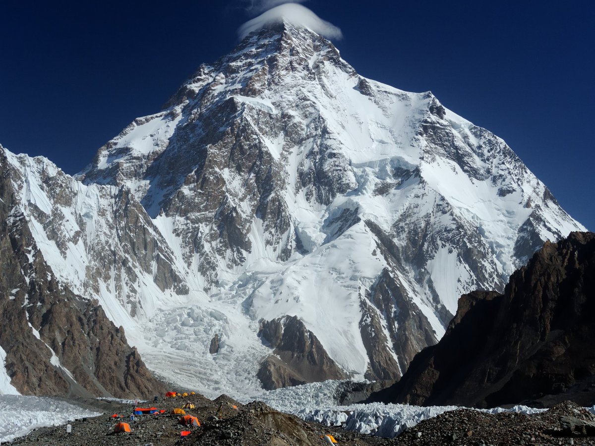 neceserletal's tweet photo. Os voy a contar una historia de como se jodió el alpinismo.
#K2Tragedy
El #K2 es un ochomil que hace frontera entre China y Pakistán en la icónica cordillera del Karakorum.
Ostenta el segundo puesto en dos rankings de entre los 14 ochomiles del planeta. https://t.co/Xp1mEbpOID