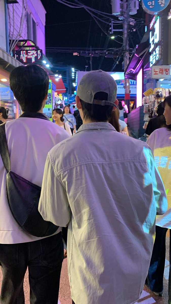 อันนี้มีคนไปเจอน้องซอนอูต่อแถวซื้อ Wangga ถังหูลู่กับเพื่อนอยู่ น้องใส่เชิ้ตฟ้าตัวโปรดอีกแย้ว สังเกตดูเวลาน้องซอนอูเดินกับเพื่อนน้องชอบกอดแขนเพื่อนตลอดเลยอะ คราวก่อนนู้นก็เหมือนกอดแขนเพื่อนตอนเดิน 🥹