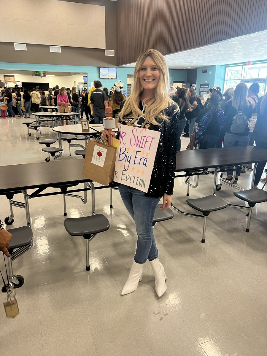 PatlanES's tweet photo. ✨In Our Dream Big Era✨#convocation @SeguinISD @AnnalizaRangel @tanyawebb75 @MrsRodriguez1st @GomezPatlan2020 @MrsRanft04 @HartmannCandyce @kainasisd @lindajguz @MsAlvear @miss_perez1106 @DawnLawhorn @TheRealMrHrndz @CelesteDLC96 https://t.co/mclH359or7
