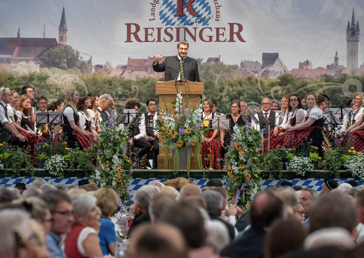 Markus_Soeder's tweet photo. Das #Gäubodenfest und die #Ostbayernschau in #Straubing sind eröffnet! Aber man sollte nicht in die Region kommen, ohne vorher den Wunschzettel von OB @MPannermayr gelesen zu haben 😀 Das heißt: Wir liefern! Daher wird das BLUVAL-Festival künftig vom Freistaat gefördert, denn Bayern ist ein #Kulturstaat! Das Nachwuchs- und Fachkräftehaus der Kreishandwerkerschaft Donau-Wald unterstützen wir mit 1,5 Mio Euro. Das passt perfekt zur Gleichwertigkeit #Meister und Master. Die Machbarkeitsstudie zur Gewinnung von Bio-Kerosin fördern wir gern, denn am Ende des Weges könnte einmal ein eigenständiges Fraunhofer-Zentrum stehen. Und damit die Spitzenregion Straubing weiterhin gut angebunden bleibt, unterstützen wir den Bahnhalt Straubing-Sand. Danke, dass ich heute wieder als Ehrengast dabei sein durfte in einer der erfolgreichsten und schönsten Regionen Bayerns! Viel Freude bei diesem bayerischsten aller Volksfeste!