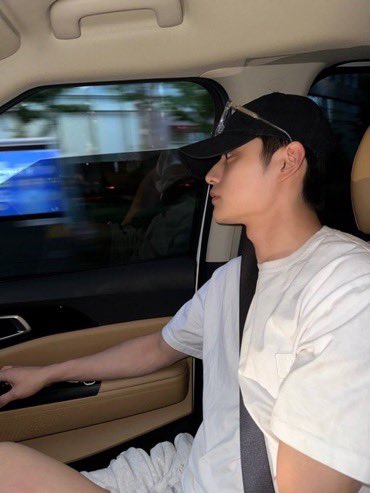 JllWOONG's tweet photo. Embarking on a leisurely night drive, I find myself enveloped by the expansive quilt of stars overhead. The steady rhythm of the city’s heartbeat harmoniously intertwines with the rhythm of my favorite music, guiding me through the urban labyrinth. https://t.co/3Qnd7nL7Mt