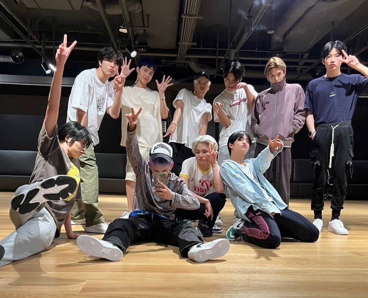 dear_7chill's tweet photo. Hyunsuk Caring

Hyunsuk is caring his members like his own children 🩵💎 https://t.co/Rgd2ZI5Wmv