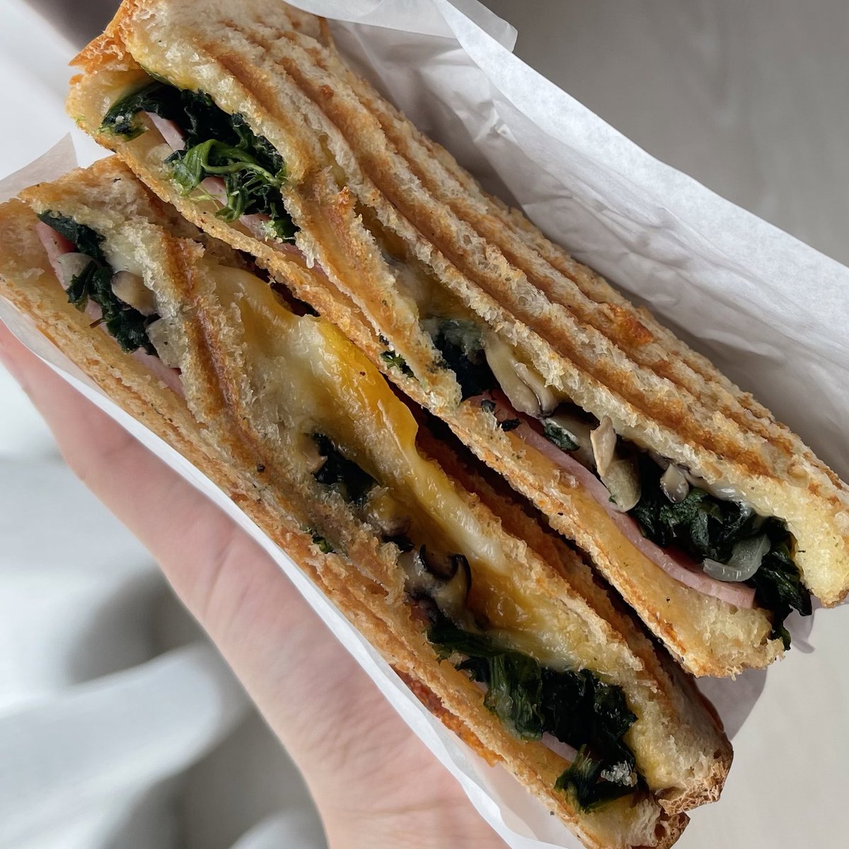 revieweveryth12's tweet photo. Fat.P the fat kids’ eatery
ร้านแซนวิชที่แรนด้อมเจอใน gg map แซนวิชอร่อยมากกก มีหลายเมนู เลยลองสั่งที่เมนูแนะนำเค้า กรอบ อิ่ม ไส้เยอะ ที่สำคัญราคาดีมากทุกเมนู และขนมราคาถูกมาก คุกกี้ชิ้นละ 30.- ใครผ่านมาแถวนี้ต้องลอง! 

📍ซอยสีลม 5 / ร้านเปิดถึงแค่บ่าย 2 
#อร่อยบอกต่อ #อร่อยไปแดก https://t.co/pOLH1iGDDq
