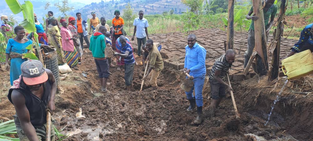 12/08/2023;
Umuhuzabikorwa wa CNF ari  kumwe n'uwa  NYC  n'uwa YVs mu Karere   bifatanyije n'abaturage b'Akagari ka Musenyi /Mutete Sector mu muganda wo kubakira icumbi umuturage utishoboye habumbwe amatafari ,hatundwa amatafari nogutangira kubaka fondation <a href="/GicumbiDistrict/">Gicumbi District</a>