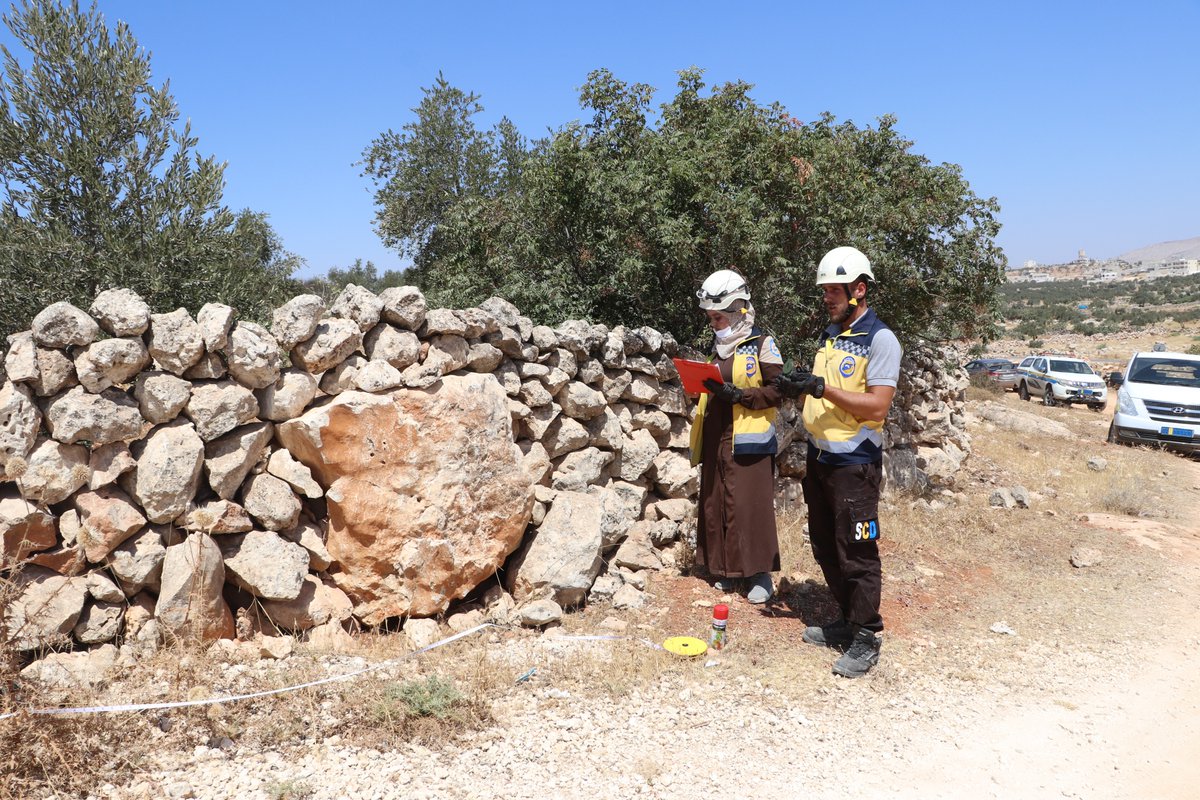 SyriaCivilDefe's tweet photo. تعتبر القنابل العنقودية من أكثر مخلفات الحرب خطراً على حياة المدنيين بسبب كثرة انتشارها في مناطق شمال غربي #سوريا، وعدم انفجار نسبة كبيرة منها بعد ارتطامها بالأرض، ولما لها من أثر طويل الأمد، أتلفت فرقنا خلال الأسبوع الماضي 8 قنابل عنقودية وغيرها من القذائف غير المنفجرة التي تشكل خطراً على المدنيين وخاصةً في الأراضي الزراعية وأيضاً في أماكن تجمع الخردوات التي تكون فيها بعض القنابل والصواعق غير المنفجرة عرضة للشمس وارتفاع درجات الحرارة ونقلها المستمر من مكان لآخر بما يزيد من خطورتها.
ومنذ بداية العام الحالي 2023 حتى يوم 6 آب، أتلفت فرق UXO في الدفاع المدني السوري 595 ذخيرة من مخلفات الحرب في شمال غربي #سوريا، مع مواصلة عمليات المسح لحصر المناطق التي تنتشر فيها المخلفات، والتوعية بمخاطر هذه المخلفات وضرورة إبلاغ فرقنا في حال مشاهدتها.
#الخوذ_البيضاء