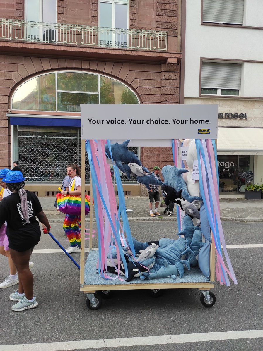 IKEA HATTE EINEN WAGEN MIT BLÅHAJS BEIM CSD, DIE GAYS HABEN GEWONNEN.