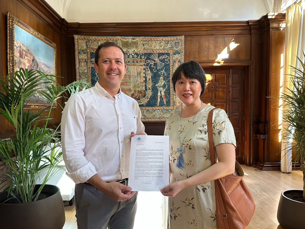cvelazquezromo's tweet photo. 🇪🇸🫱🏻‍🫲🏼🇨🇳 #Toledo estrecha lazos con la ciudad china de #Nantong, que cuenta con 3 declaraciones de Patrimonio Cultural Inmaterial.

✈️ Hasta allí viajan un grupo de toledanos que van a participar en un intercambio cultural, y hemos querido entregarles un recuerdo de nuestra ciudad para su Ayuntamiento.