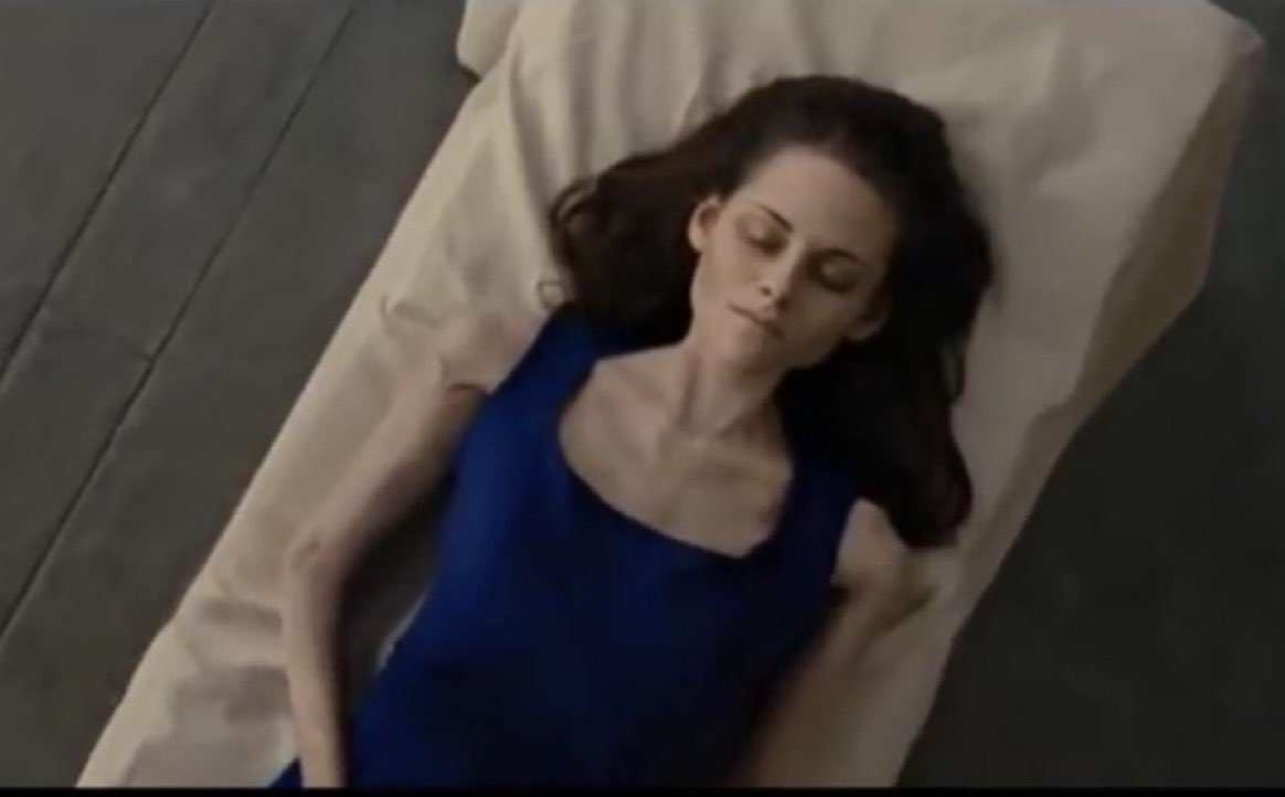 AnnabelleWilin's tweet photo. Me going to bed w a empty stomach cus I beefed w my mama. https://t.co/yTV4mGAQ4R