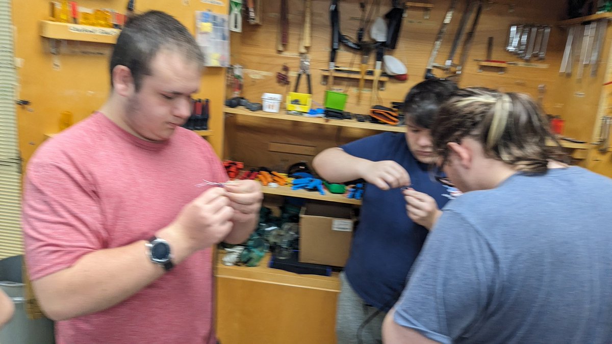 GTC_CIT's tweet photo. Advanced CIT students making CAT6 Ethernet cables. @GreeneTechCtr https://t.co/eGbylmn55h