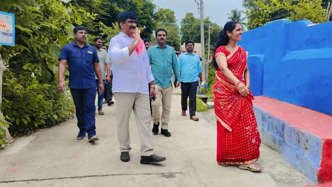 MC_Yellandu's tweet photo. Conducted Ward wise Special Drive program continues Day-5 at Ward No.24 of Yellandu Municipality for inspection &amp;rectifying of the unnoticed problems (if any) like Sanitation,Street lighting, D2D garbage collection&amp;100% water supply etc,1/2 @KTRBRS @arvindkumar_ias @dvrao0506 https://t.co/RnKogV0Ghv