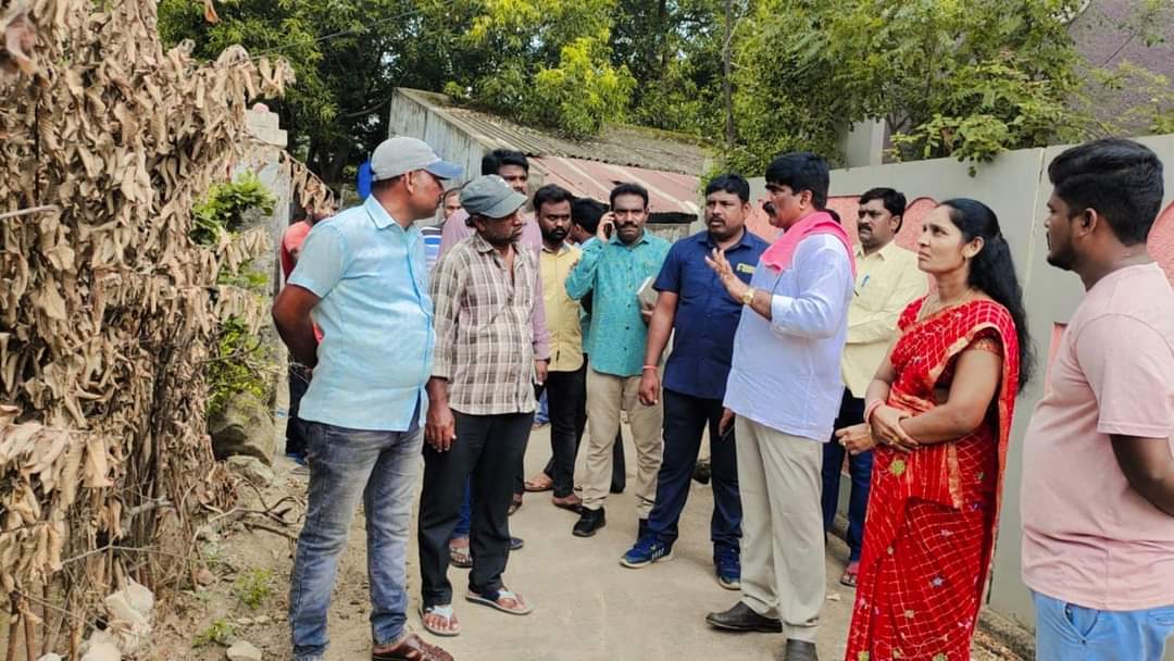 MC_Yellandu's tweet photo. Conducted Ward wise Special Drive program continues Day-5 at Ward No.24 of Yellandu Municipality for inspection &amp;rectifying of the unnoticed problems (if any) like Sanitation,Street lighting, D2D garbage collection&amp;100% water supply etc,1/2 @KTRBRS @arvindkumar_ias @dvrao0506 https://t.co/RnKogV0Ghv