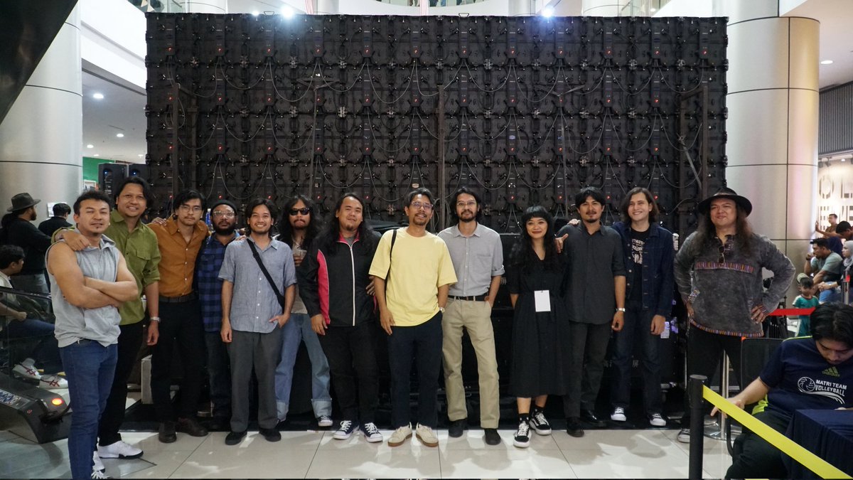 Kami berbesar hati dijemput untuk memeriahkan majlis sepentas bersama <a href="/Pitahati/">Pitahati</a> <a href="/SatwoMusic/">Satwo</a> dan <a href="/kolarhijau/">Kolar Hijau</a>. Terima kasih buat JBR Bundle, Buka Jalan Event di hos oleh <a href="/AtoiTohet/">Atoi Tohet</a>, dan <a href="/fazleenaH/">fazleena hishamuddin</a> kerana menjemput kami. Tahniah kami ucapkan dan smoga selamat dan sukses terus! 🇲🇾