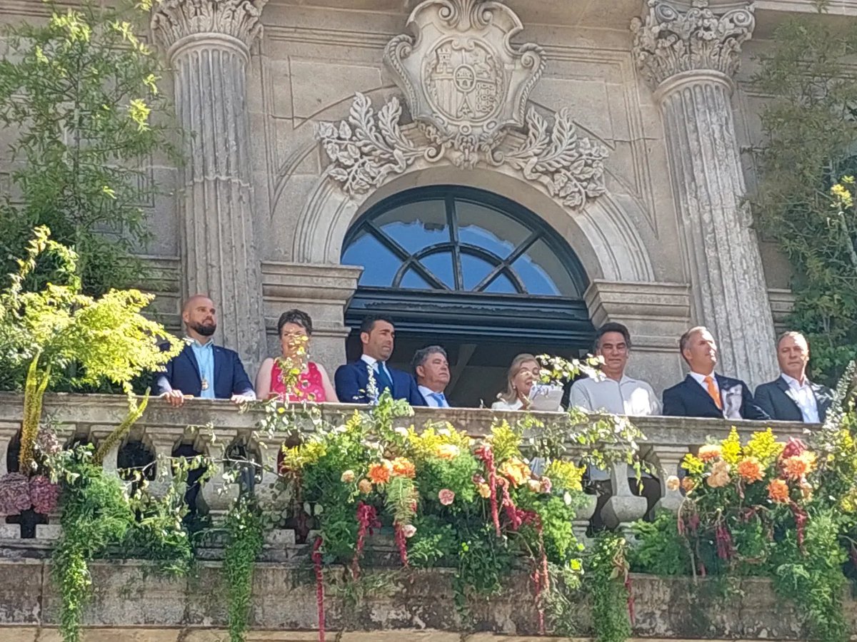 PSOEPonte's tweet photo. 🥂 ¡Viva Pontevedra! ¡Vivan as Festas da Peregrina! Os socialistas brindamos por unha semana grande que arrincou esta mañá na Casa Consistorial co tradicional pregón e a ofrenda floral no Santuario da Virxe Peregrina

#FestasdaPeregrina2023 ❤🌹 https://t.co/o0ABclDoQ0