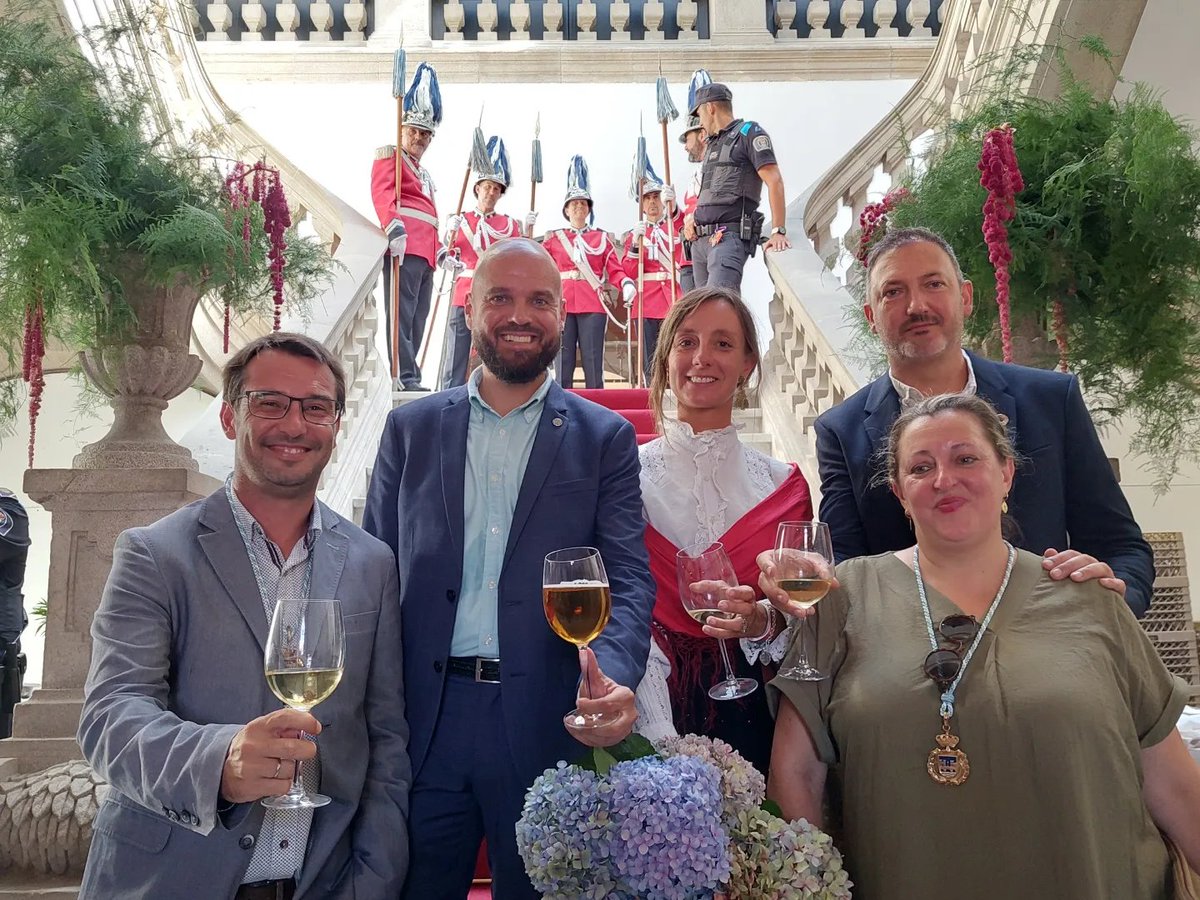 PSOEPonte's tweet photo. 🥂 ¡Viva Pontevedra! ¡Vivan as Festas da Peregrina! Os socialistas brindamos por unha semana grande que arrincou esta mañá na Casa Consistorial co tradicional pregón e a ofrenda floral no Santuario da Virxe Peregrina

#FestasdaPeregrina2023 ❤🌹 https://t.co/o0ABclDoQ0