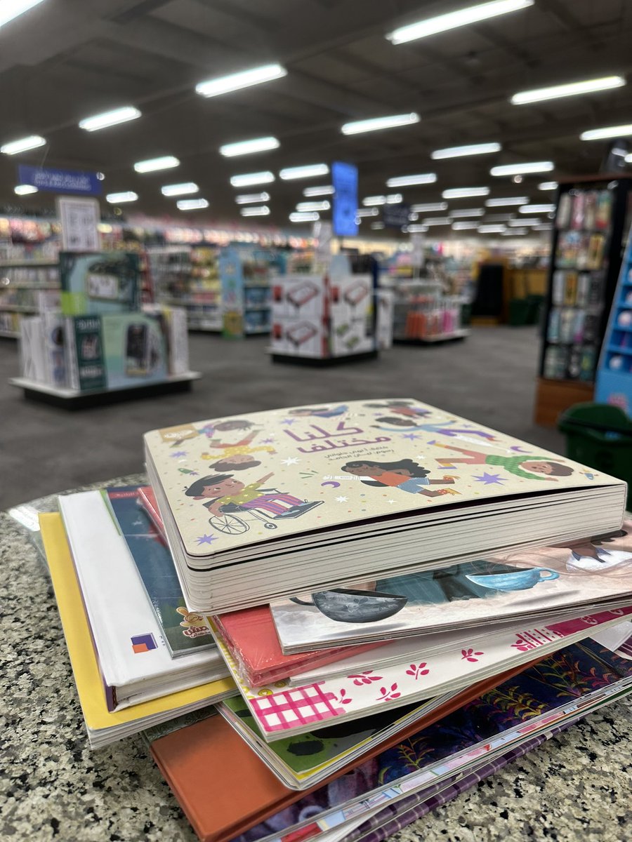 آل رياض الأطفال😍
كيف حماس الاستعدادات؟

كلنا نعرف كيف أن قراءة القصص توفر خبرات لا نهائية للطفل كما تسمح له بتخيل شعور الشخصية في القصة،ليستحضر هذه المعلومات والمعرفة لاحقا في لعبه ومواقفه اليومية
لذلك جهزت لكم ثريد من القصص التي أنصح بقراءتها بالأسابيع التمهيدية

#رياض_الأطفال