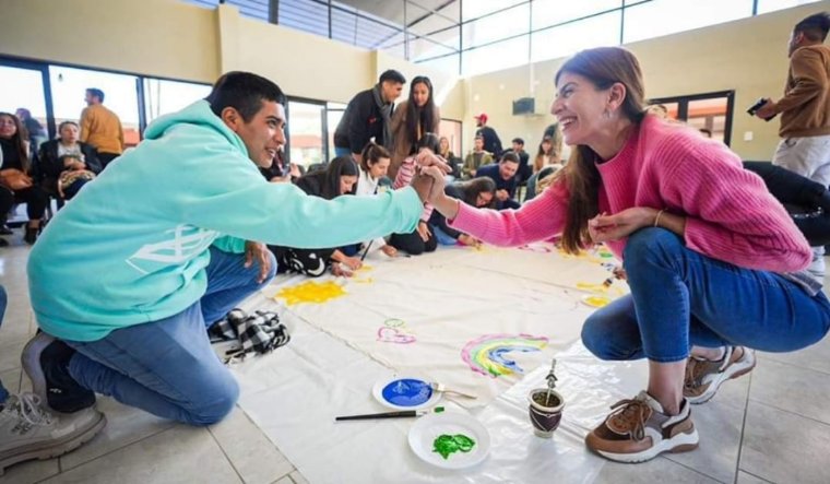 PaolaIEstrada's tweet photo. FELIZ DÍA DE LA JUVENTUD!! 👏🏼🙌🏼 🎉 

Cómo dice @RomeroBettina , los jóvenes no solo somos el futuro, sino también el presente. 
Sigamos siempre luchando por construir una sociedad mejor. 
Que esa esperanza y espíritu joven, sea el motor de la transformación 💪🏼

❤️🖤❤️ https://t.co/LNBur0VPit