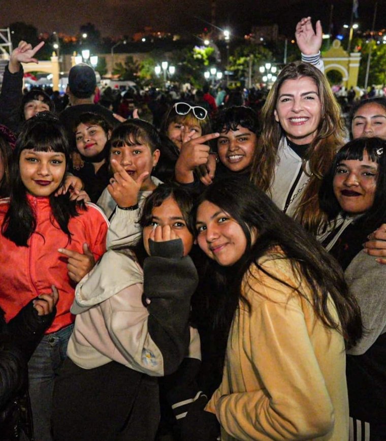 PaolaIEstrada's tweet photo. FELIZ DÍA DE LA JUVENTUD!! 👏🏼🙌🏼 🎉 

Cómo dice @RomeroBettina , los jóvenes no solo somos el futuro, sino también el presente. 
Sigamos siempre luchando por construir una sociedad mejor. 
Que esa esperanza y espíritu joven, sea el motor de la transformación 💪🏼

❤️🖤❤️ https://t.co/LNBur0VPit