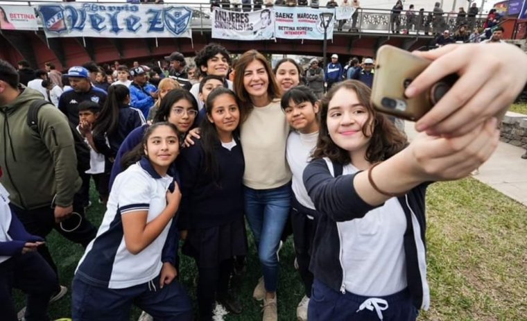 PaolaIEstrada's tweet photo. FELIZ DÍA DE LA JUVENTUD!! 👏🏼🙌🏼 🎉 

Cómo dice @RomeroBettina , los jóvenes no solo somos el futuro, sino también el presente. 
Sigamos siempre luchando por construir una sociedad mejor. 
Que esa esperanza y espíritu joven, sea el motor de la transformación 💪🏼

❤️🖤❤️ https://t.co/LNBur0VPit