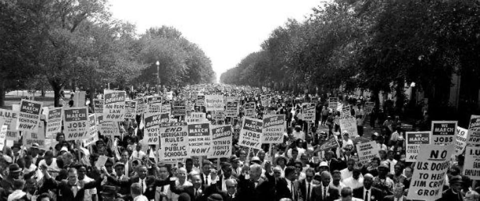 Il #28agosto 1963, a conclusione di una marcia di protesta per i diritti civili a #Washington, davanti ad una folla oceanica e di fronte al #LincolnMemorial, #MartinLutherKing tenne il suo famoso discorso passato alla storia come «I have a dream».