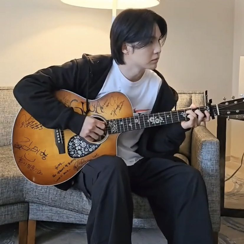 winterlyblooms's tweet photo. yoongi beautifying all of his musical tools with images of blooming flowers, flying birds and butterflies and d-day being an album about liberation https://t.co/okkr1ib6rG